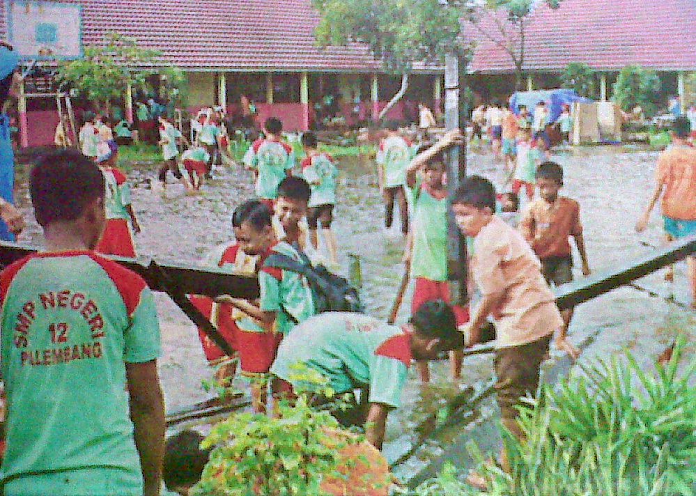 Sekolah Banjir Siswa  Kerja Bakti LEMABANG 2008 